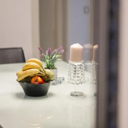 Chic & Fabulous Iris+free Garage Apartment