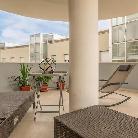Chic & Fabulous Iris+free Garage Apartment