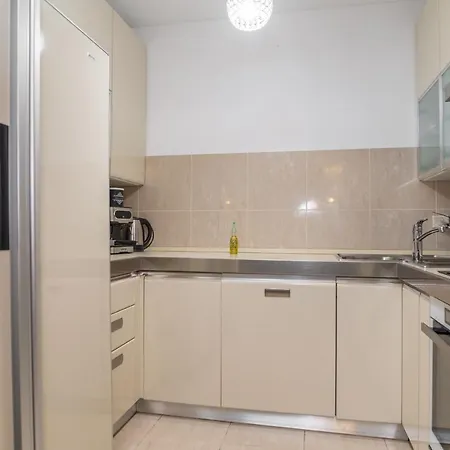 Chic & Fabulous Iris+free Garage Apartment Split