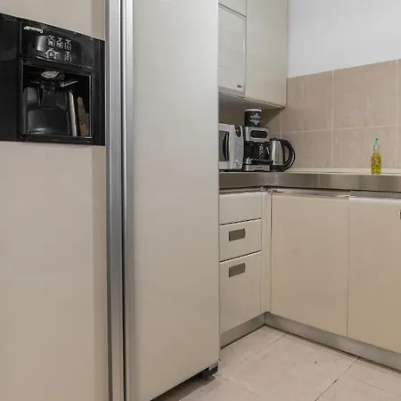 Chic & Fabulous Iris+free Garage Apartment Split