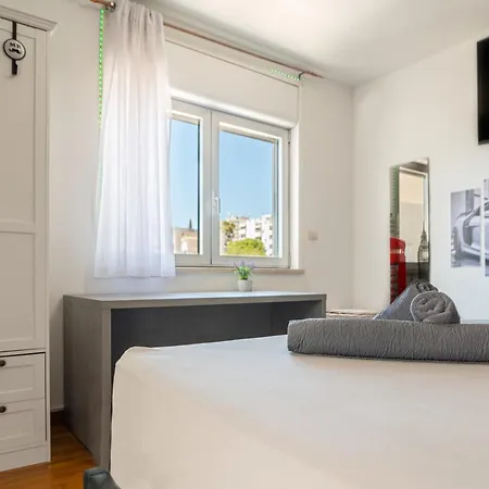 Apartment Chic & Fabulous Iris+free Garage Split