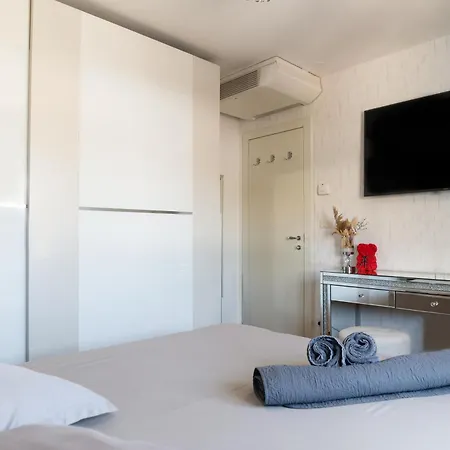 Chic & Fabulous Iris+free Garage Apartment Split