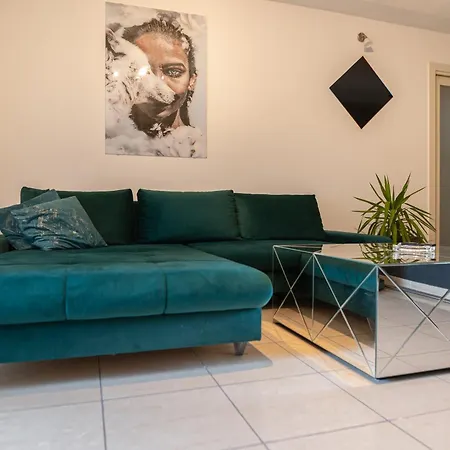 Apartment Chic & Fabulous Iris+free Garage Split