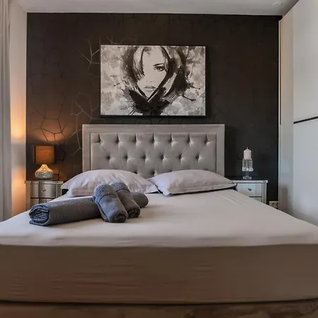 Chic & Fabulous Iris+free Garage Apartment
