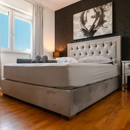 Chic & Fabulous Iris+free Garage Apartment