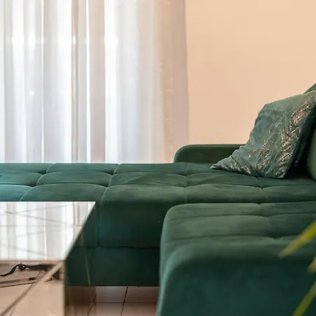 Chic & Fabulous Iris+free Garage Apartment Split