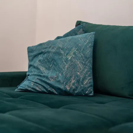 Chic & Fabulous Iris+free Garage Apartment Split